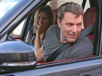 El actor Ben Affleck y la modelo Shauna Sexton en Santa Mónica, EE UU, el pasado domingo.
