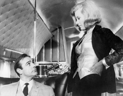 La actriz inglesa Honor Blackman en un fotograma de la película Goldfinger, de 1964, en la que interpreta a Pussy Galore. En la imagen también se puede ver a Sean Connery en su tercera actuación como el agente secreto James Bond.