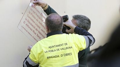 Retirada de una placa de Alfonso Rus en La Pobla de Vallbona (Valencia) el 2 de febrero.