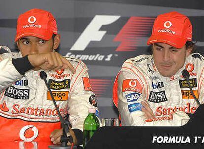 Hamilton y Alonso, cariacontecidos, durante la rueda de prensa
