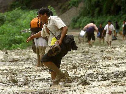 Varias personas tratan de cruzar la carretera de la Angostura, en la provincia de Santa Cruz (Bolivia).