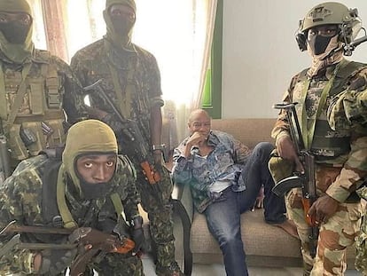 Alpha Conde, rodeado de soldados en una imagen publicada por los rebeldes en un edificio institucional en Conakry el 5 de septiembre.