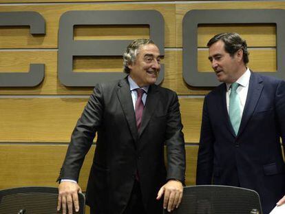 El presidente de CEOE, Juan Rosell (izquierda) conversa con Antonio Garamendi, presidente de Cepyme.
