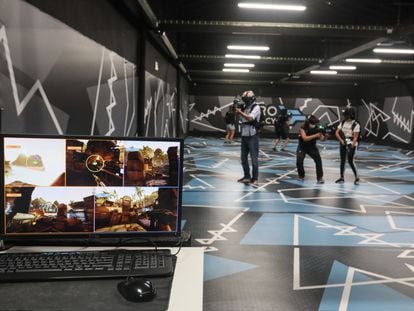 Varios jugadores, durante una partida de realidad virtual de 'Far cry' en Zero Latency. En la pantalla del ordenador, lo que ellos están viendo.