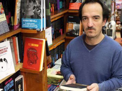 El librero Javier Cámara en su tienda bilbaína.