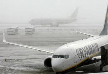 Un Boeing 737-800 de Air Europa rueda en condiciones de escasa visibilidad por las pistas del aeropuerto de Barajas. EFE/Archivo