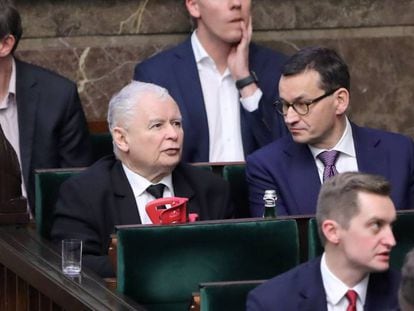 El líder del PiS, Jaroslaw Kaczynski, a la izquierda, sentado junto al primer ministro, Mateusz Morawiecki, ayer en el Congreso.