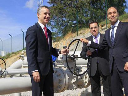 De izquierda a derecha, Iñigo Urkullu, Antonio Llardén e Ignacio Diego este miércoles en la inauguración del gasoducto que conecta el puerto de Bilbao con Treto.