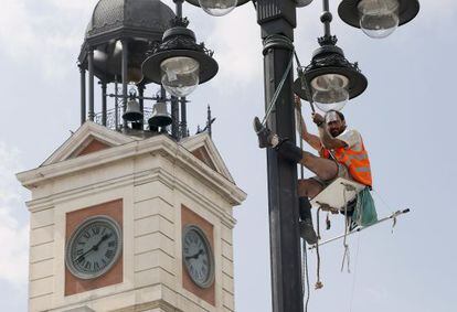 El activista, encaramado en una farola en Sol.