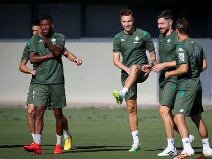 Jugadores del Betis durante el entrenamiento realizado este viernes en la ciudad deportiva en Sevilla.