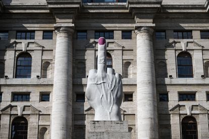’L.O.V.E.’ la escultura en mármol de Carrara de Maurizio Cattelan en Piazza Affari, con la uña del dedo corazón pintada de morado con motivo del Día Internacional de la Mujer.