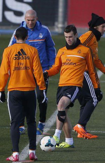 Bale, junto a Di Maria y Zidane en un entrenamiento.