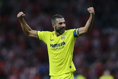 Albiol celebra la victoria del Villlarreal (0-2) en el Metropolitano.