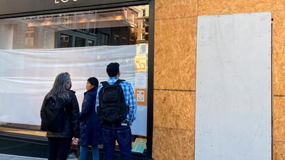 La tienda de Louis Vuitton en Union Square fue cerrada tras el saqueo de decenas de ladrones registrado el domingo.