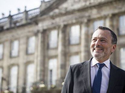 Agustín Hernández, frente al Pazo de Raxoi, sede del Ayuntamiento