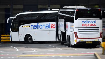 Autobuses de la compañía National Express en la estación Victoria, en Londres.