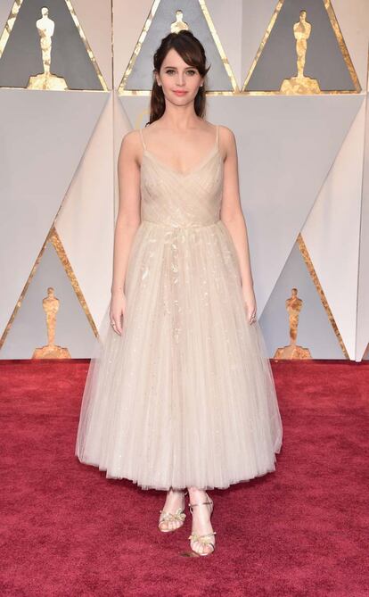 Felicity Jones eligió un precioso vestido midi de inspiración "bailarina" de Dior Alta Costura.