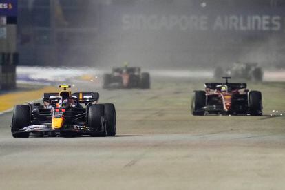 Los autos de Sergio Pérez (Red Bull), Charles Leclerc (Ferrari), Carlos Sainz (Ferrari) y Lando Norris (McLaren) en una recta del Circuito Urbano.
