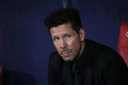 Simeone, en el banquillo del Metropolitano durante el partido contra el Getafe.