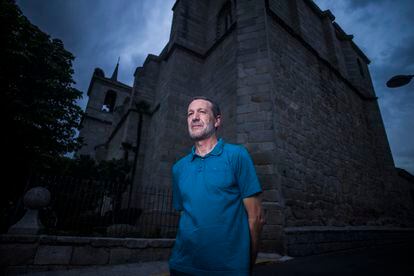 Ángel García, que denuncia abusos en los años setenta en el colegio madrileño de los salesianos de San Miguel Arcángel, delante de la iglesia de Valdemorillo, en la provincia de Madrid, el viernes.