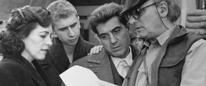 Carmen Maura, Gabino Diego, Andrés Pajares y el director Carlos Saura, durante el rodaje de '¡Ay, Carmela!'.