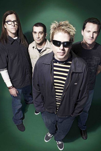 Dexter Holland, con gafas de sol, junto al resto de The Offspring.