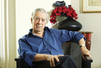 El escritor Mario Vargas Llosa, en su casa de Madrid durante la entrevista.