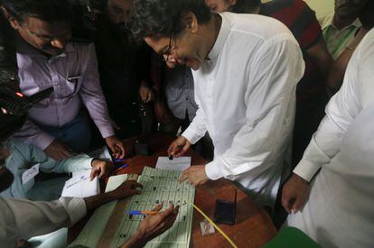 Los centros de votación abrieron para elecciones legislativas en Pakistán, que podrían llevar a la exestrella del críquet Imran Khan al poder, tras una campaña marcada por las acusaciones de interferencias militares. En la imagen, el político Imran Khan vota en un colegio electoral en Islamabad (Pakistán).