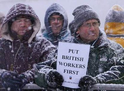 Un manifestante en la refinería Lindsey, con un cartel en el que se lee: "Preferencia para los trabajadores británicos".