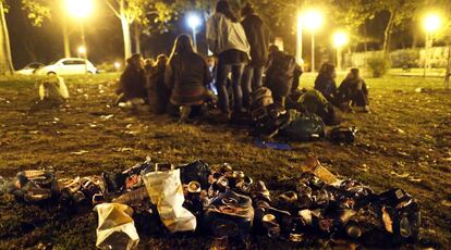 Un grupo de j&oacute;venes hace &#039;botell&oacute;n&#039; en Ciudad Universitaria, Madrid.