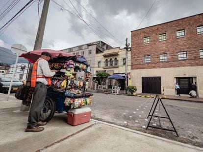 Un vendedor ambulante en Bogotá (Colombia), el 25 de abril de 2022.