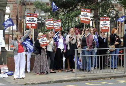 Un grupo de mujeres de los servicios públicos se manifiestan en un colegio de Leeds contra la reforma de las pensiones.