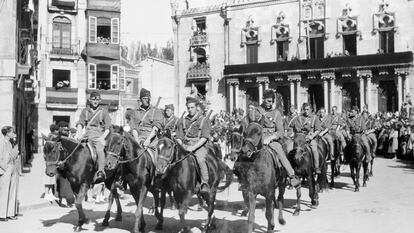 Tropas rebeldes de la Falange tras la victoria durante la Guerra Civil española.
