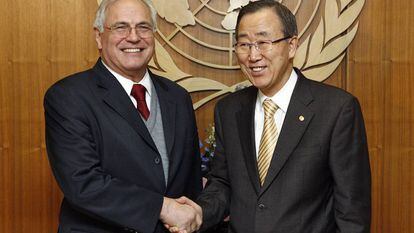 Christopher Ross junto al exsecretario general de la ONU. Ban Ki-moon, en 2009.