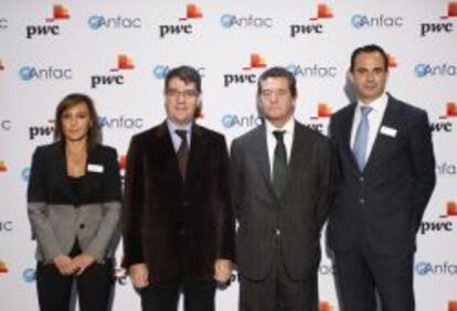 De izquierda a derecha, Mar Gallardo, socia líder de Industria en PwC, Álvaro Nadal, director de la oficina económica de Presidencia del Gobierno, Mario Armero, vicepresidente ejecutivo de Anfac y Manuel Díaz, socio responsable de Automoción en PwC