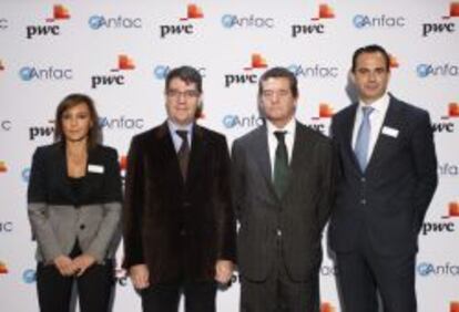 De izquierda a derecha, Mar Gallardo, socia l&iacute;der de Industria en PwC, &Aacute;lvaro Nadal, director de la oficina econ&oacute;mica de Presidencia del Gobierno, Mario Armero, vicepresidente ejecutivo de Anfac y Manuel D&iacute;az, socio responsable de Automoci&oacute;n en PwC