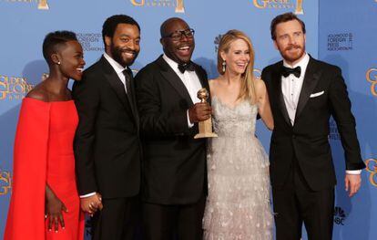 De izquierda a derecha, los actores Lupita Nyong&#039;o, Chiwetel Ejiofor, Sarah Paulson y Michael Fassbender rodean al director Steve McQueen, que sostiene el Globo de Oro a mejor drama.