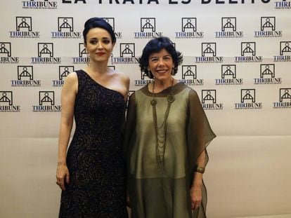 Cruz Sánchez Lara, abogada y presidenta de Thribune for Human Rights, y la Ministra de Educación Isabel Celaá.