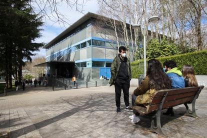 Estudiantes de la Universidad de Santiago de Compostela junto a la Biblioteca Concepción Arenal en el Campus Sur, el 24 de marzo.
