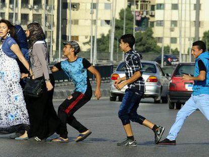 Un grupo de adolescentes acosa a unas mujeres en El Cairo.