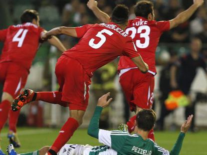 Los jugadores del Sevilla celebran el segundo gol de Krychowiak. 