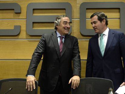 El presidente saliente de CEOE, Juan Rosell (izquierda) y el nuevo líder patronal, Antonio Garamendi.