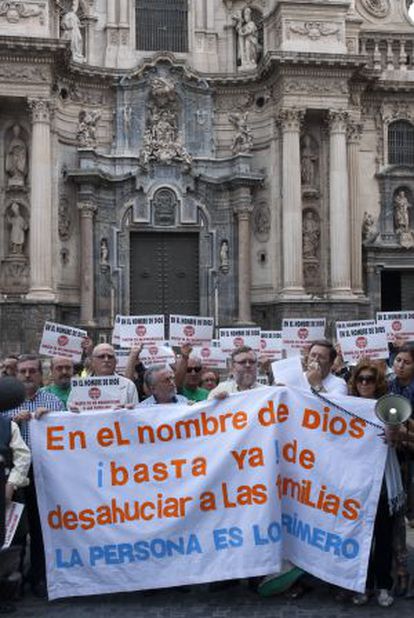 Concentración en Murcia encabezada por un grupo de sacerdotes.