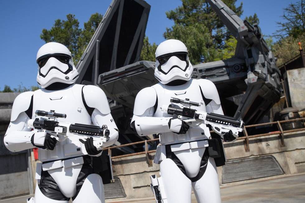 Guardias imperiales custodiando la nave de Kylo Ren en Disneyland.