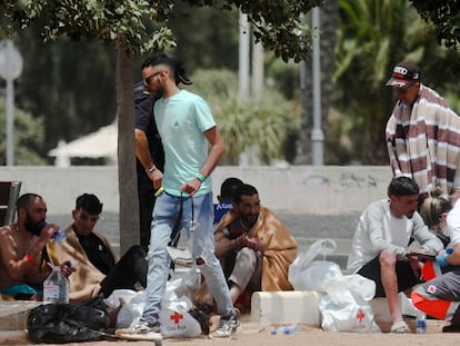 Inmigrantes magrebíes que llegaron el domingo en una zódiac a la playa del Reducto de Arrecife, en Lanzarote.