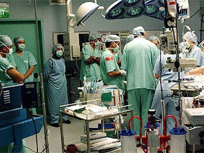 Cirujanos del hospital Raffles de Singapur durante un momento de la operación a las siamesas el pasado domingo.
