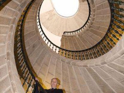 El líder del PSdeG, Pachi Vázquez, en las escaleras del Museo do Pobo Galego en Santiago. / XURXO LOBATO