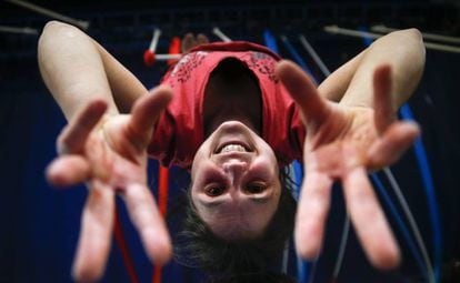La trapecista madrileña Zenaida Alcalde, de 37 años, en las instalaciones de la escuela de circo Carampa (Madrid).