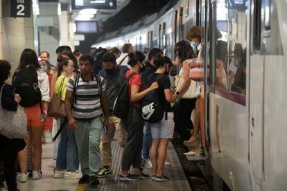 Viajeros de Renfe en la estación de Sants (Barcelona), el pasado septiembre.

