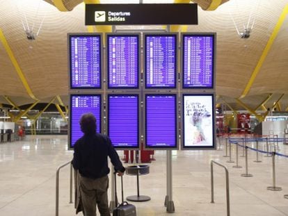 Un pasajero en la Terminal 4 en Barajas.